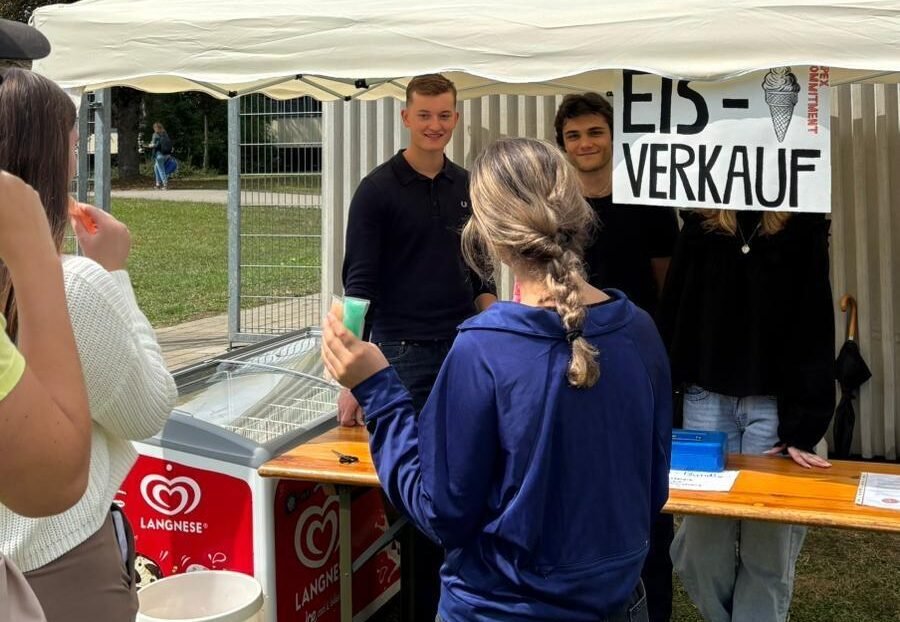 Der Eisverkauf von Apex Commitment e.V. am Sportsday in Offenburg hat einen großen Beitrag zum Gemeinwohl geleistet, da viele Spenden gesammelt werden konnten