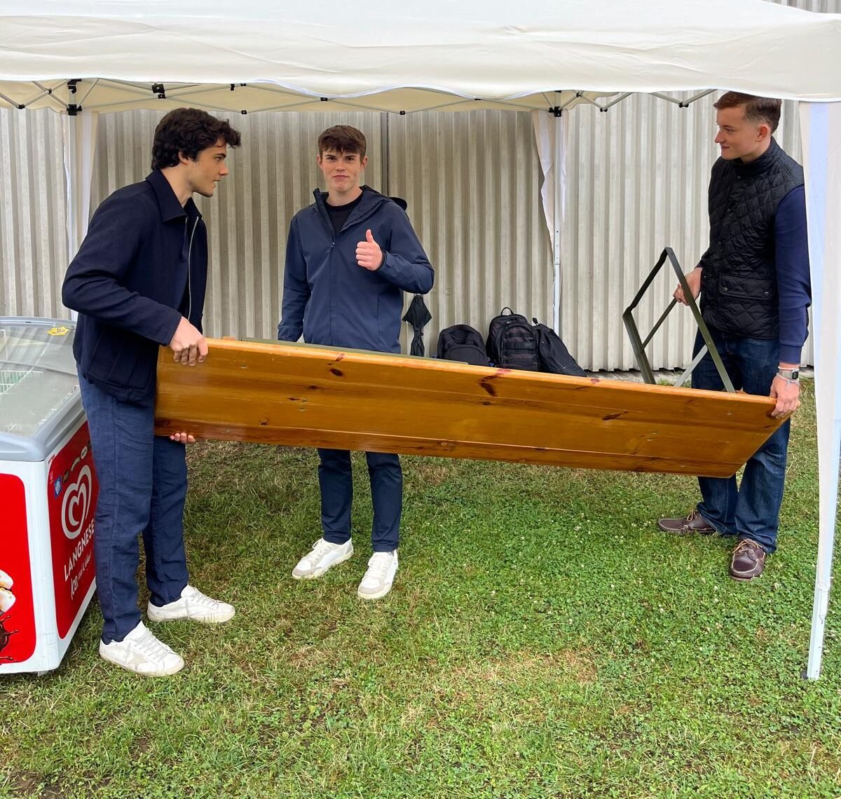 Aufbau des Standes von Apex Commitment ging bereits um 8 Uhr los.